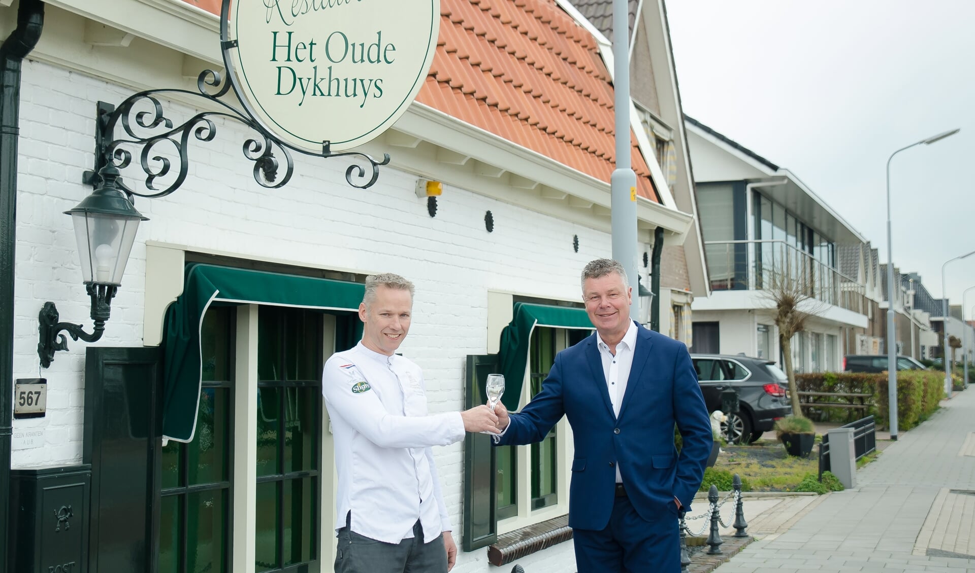 André Geerlings (r) draagt hij het stokje over aan chef-kok Alfred van Dijk.