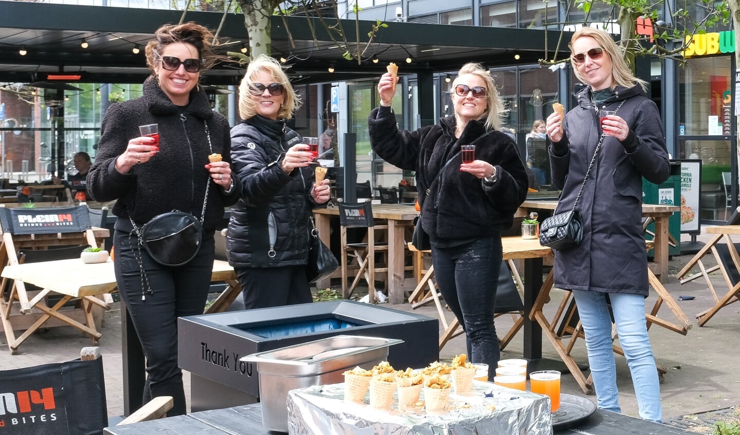 De dames op de foto bij Plein 14 zijn Sylvia, Monique, Linnet en Roos uit Hoofddorp. Ze krijgen een Spaanse rosé (Torres de Mas Rabell) of een eigen gebrouwen Soho Blond bier. Met een lekkere snack. . 
