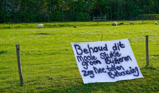 <p>Aan het hek is een spandoek opgehangen</p>