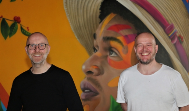 <p>Manager René Turk (links) en chefkok Erik-Jan van Dam voor het Zuid-Amerikaanse decor.</p>