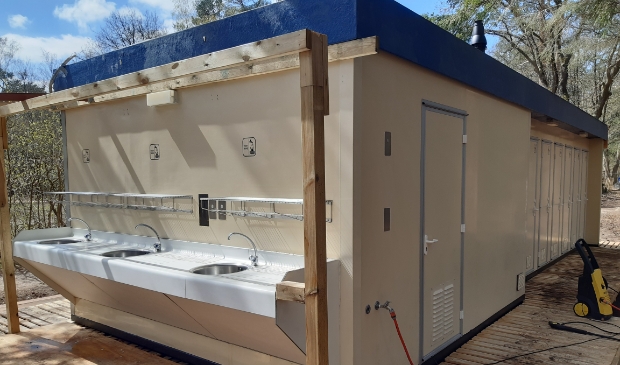 <p>De camping is inmiddels in gebruik. Zo werd er recentelijk een nieuw toiletgebouw geïnstalleerd.</p>