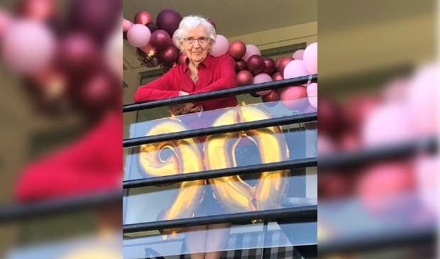 Clara Kraaij-van Ginkel op haar 90e verjaardags op haar versierde balkon in ‘t Bakkerhuys aan de Schoutenstraat