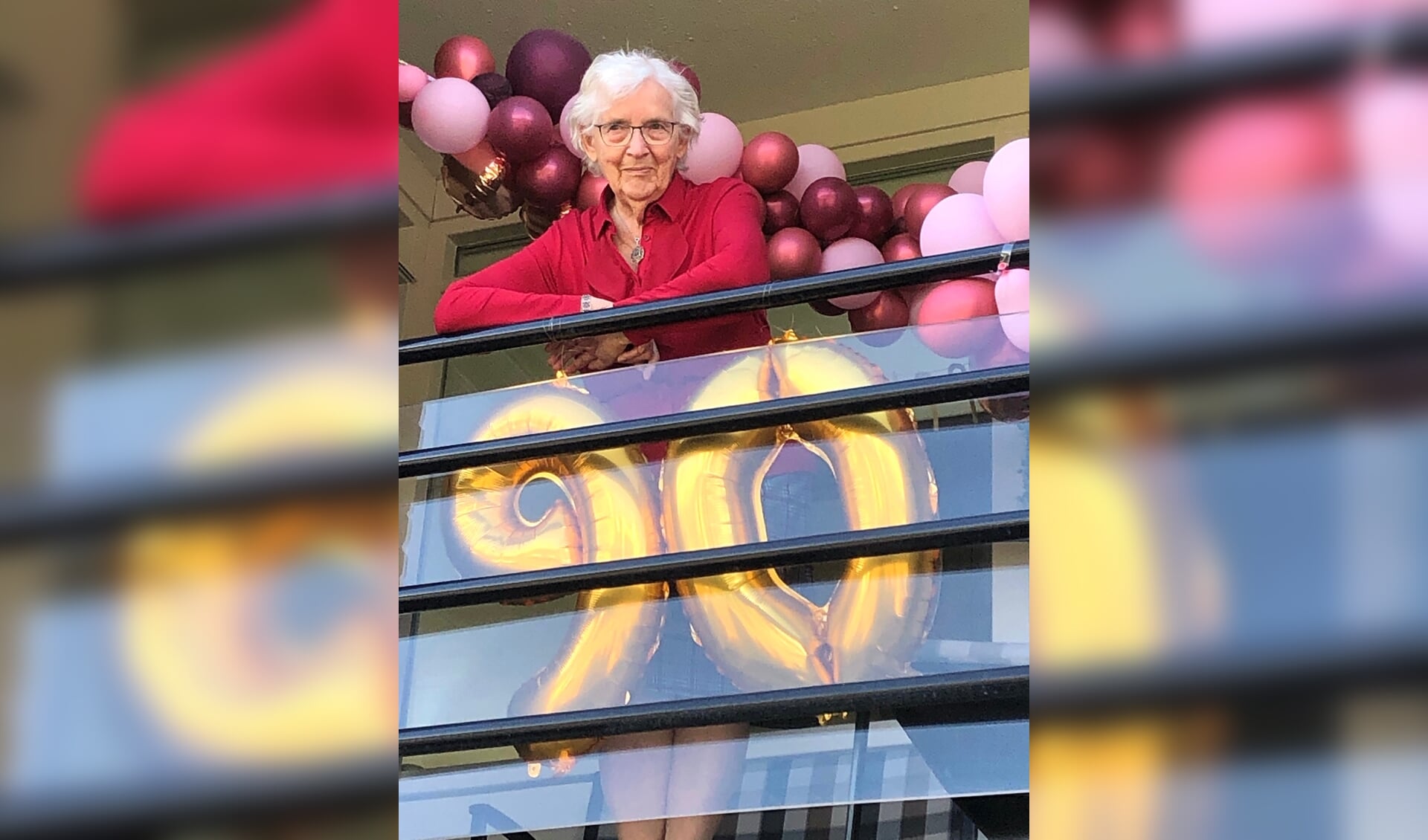 Clara Kraaij-van Ginkel op haar 90e verjaardags op haar versierde balkon in ‘t Bakkerhuys aan de Schoutenstraat