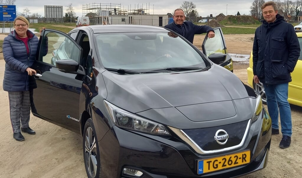 Wethouders Anita Vlam en Pieter de Kruif nemen de eerste deelauto voor Hoevelaar in gebruik. Initiator Arnout van Dijk van Samen Slim Rijden Zeist kijkt toe.