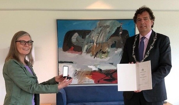 <p>De kleindochter van de heer Wensing heeft de onderscheiding voor haar opa in ontvangst genomen.</p>