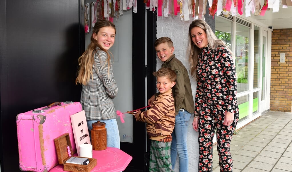 Annemiek Houtveen met kinderen Gaby, Joeri en Bing opent Kapsones by b.Pink.