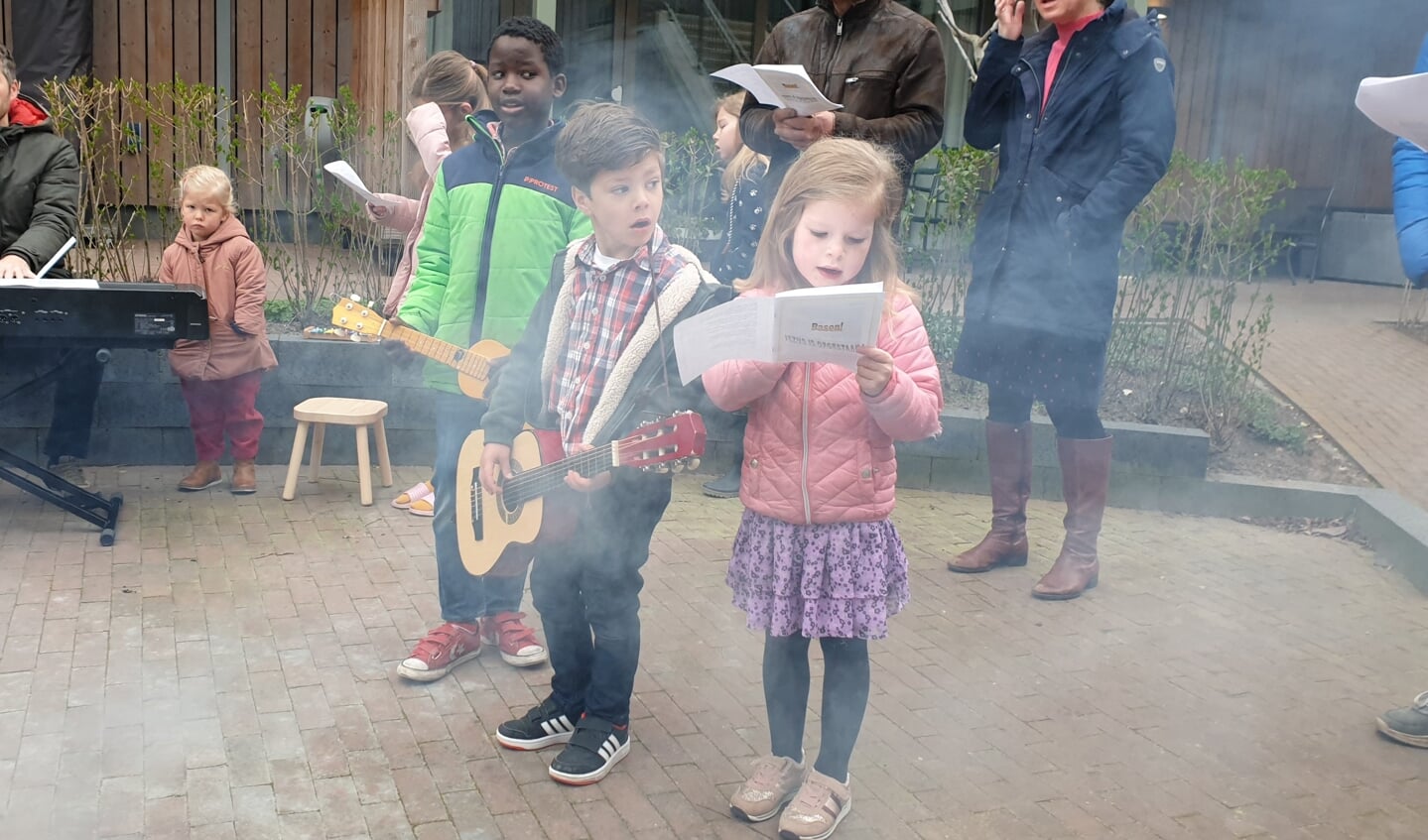 De zusters en de gezinnen zingen in de binnentuin paasliederen op Eerste Paasdag; toen nog alleen met leden van de leefgemeenschap.