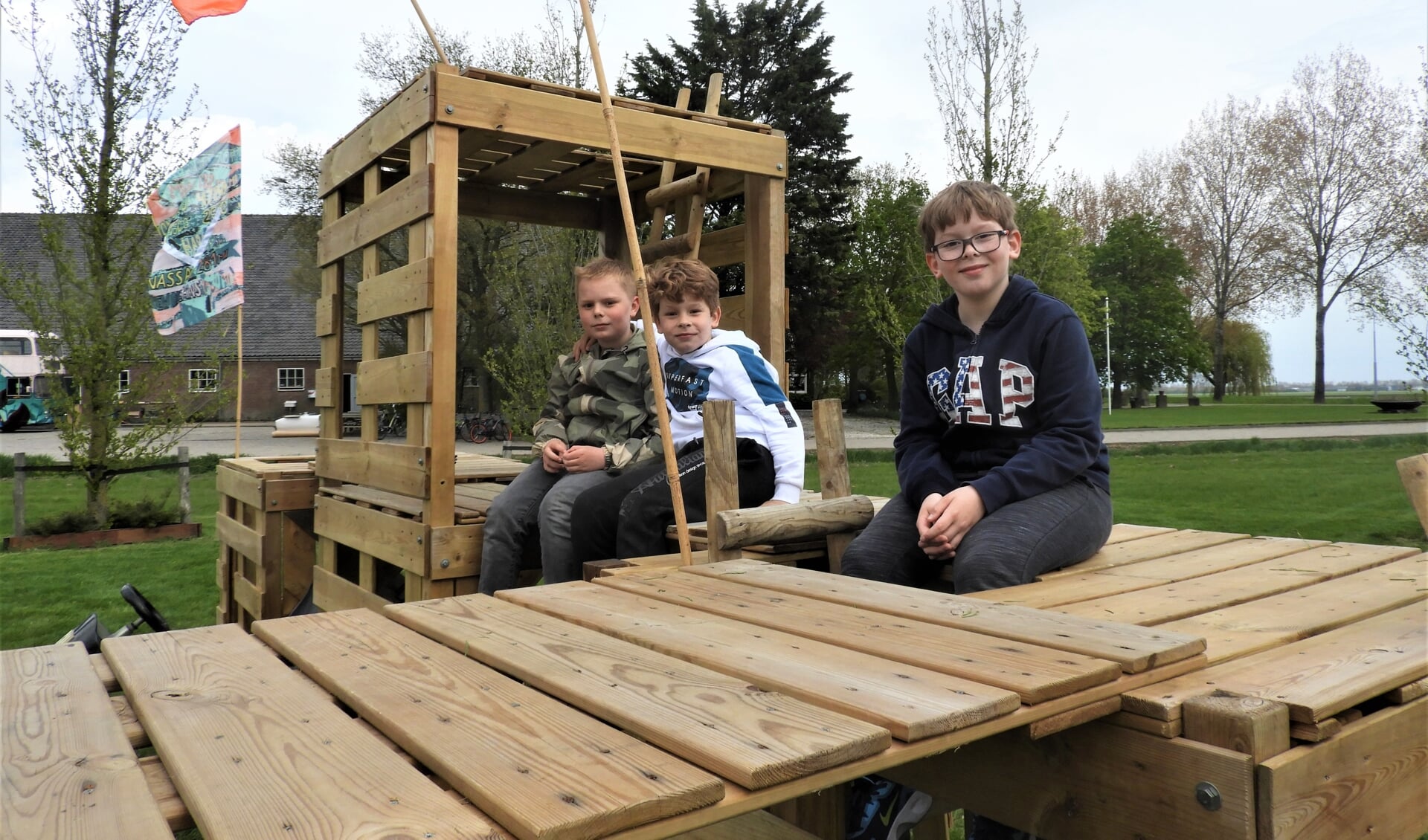 De drie vrienden Luc, Mick en Kasper op hun eigen bouwkavel op Palènpa Park..