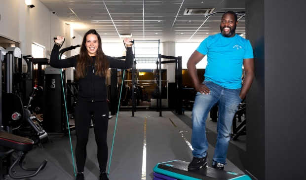 <p>Lise Hazenboom en Marvin Eersteling in de fitnesszaal van Winnr Healthclub.</p>