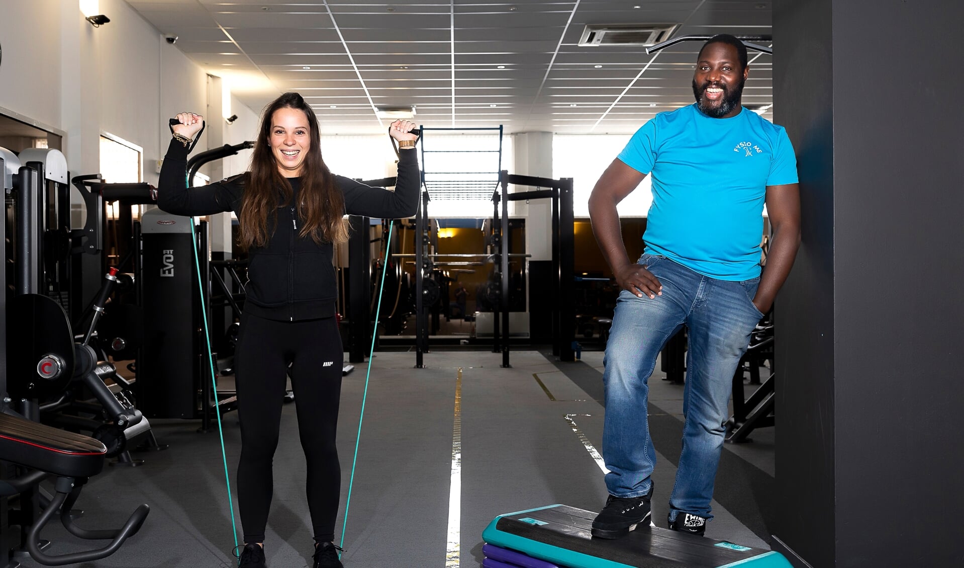 Lise Hazenboom en Marvin Eersteling in de fitnesszaal van Winnr Healthclub.