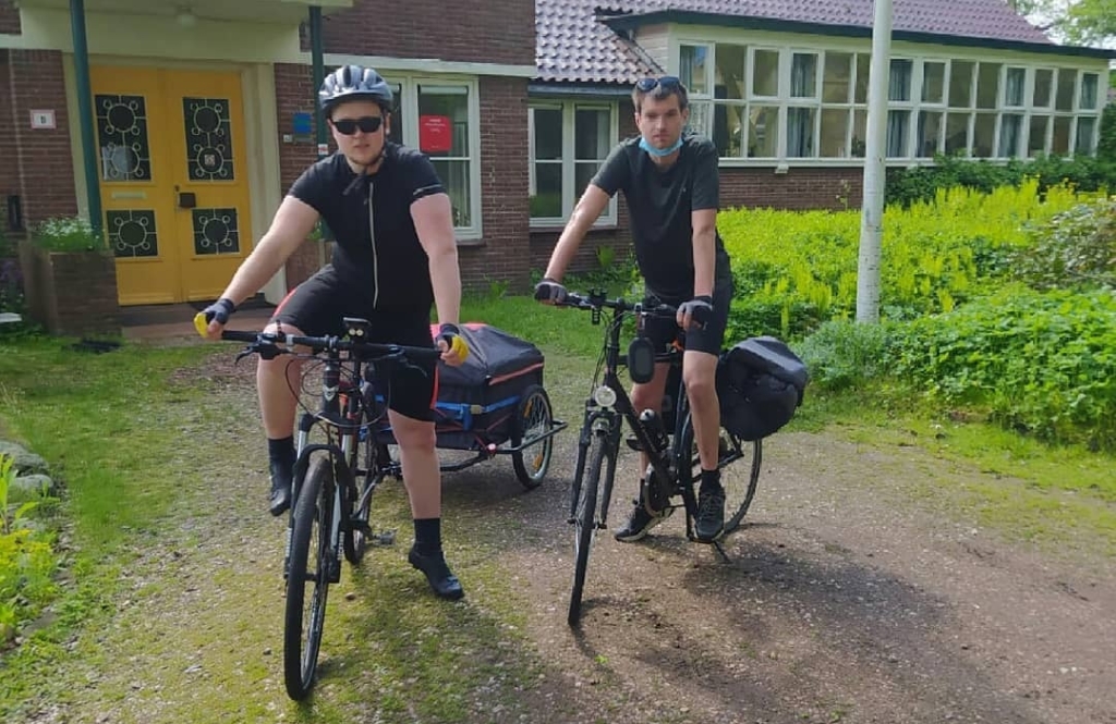 <p>Matthew (links) en Jakay aan de start van hun fietstocht door twaalf provinciën.</p>