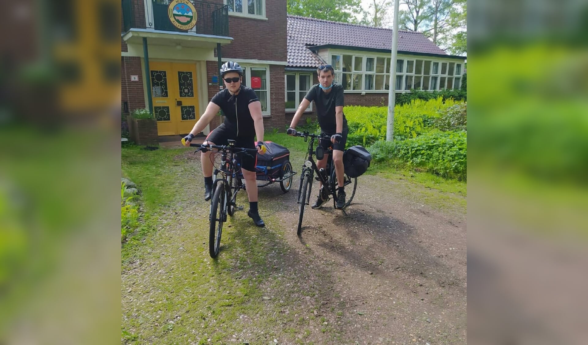 Matthew (links) en Jakay aan de start van hun fietstocht door twaalf provinciën.