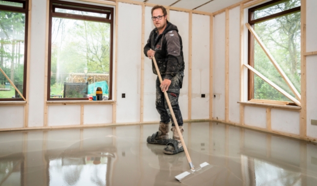 <p>Vloerspecialist Willem-Jan van 't Foort aan het werk. ,,We zoeken iemand die handig is en van aanpakken weet.''</p>