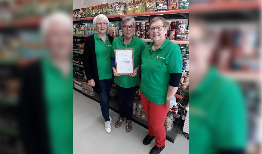 De vrijwilligers van Voedselbank Gorinchem zijn trots op het certificaat