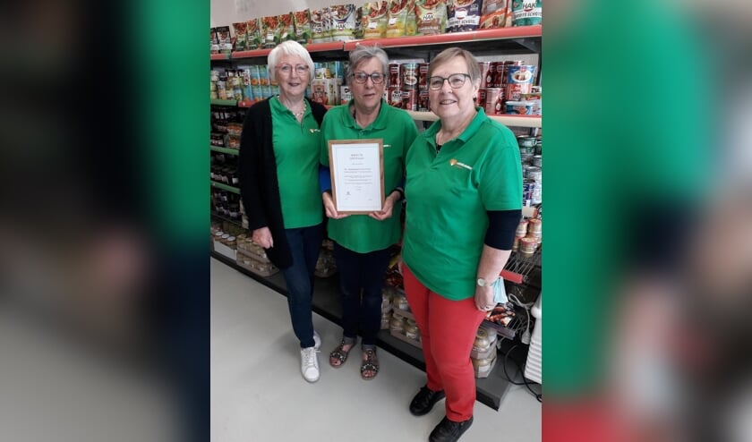 De vrijwilligers van Voedselbank Gorinchem zijn trots op het certificaat