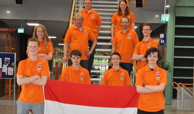 De Nederlandse delegatie (scholieren, begeleiders) EOES-2021 v.l.n.r.: (boven): A. Eppink, A. de Rond, (midden): Sophie Bekkering, E. de Kleijn, T. Bloemberg, Tristan van der Beek (onder): Bart Bloemsaat, Kees den Tex, Revi Gerner, Kieran Houtgraaf