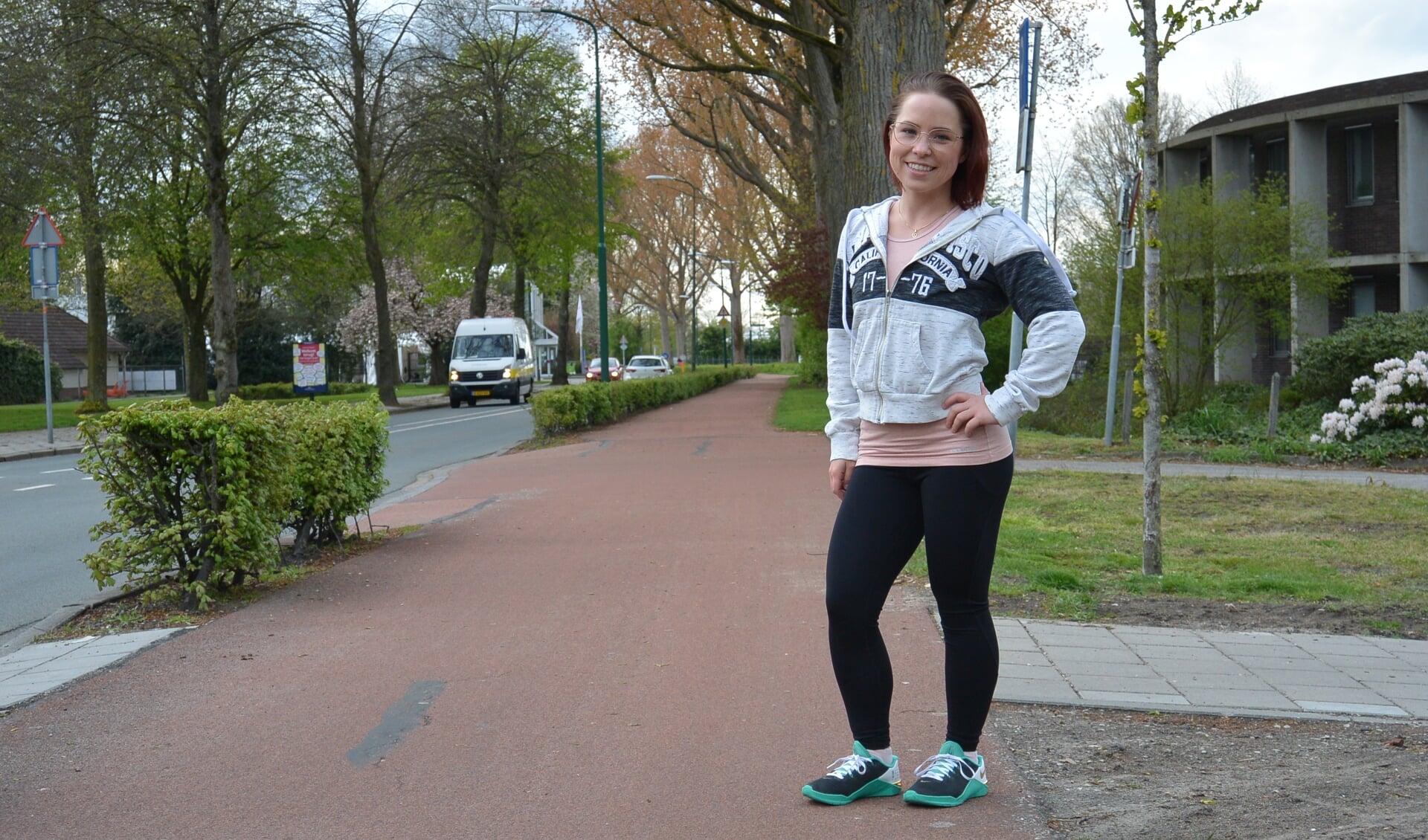 Samantha Achterberg loopt zaterdag 5 juni tussen de twee rotondes op De Geerenweg/Drakenburgerweg.