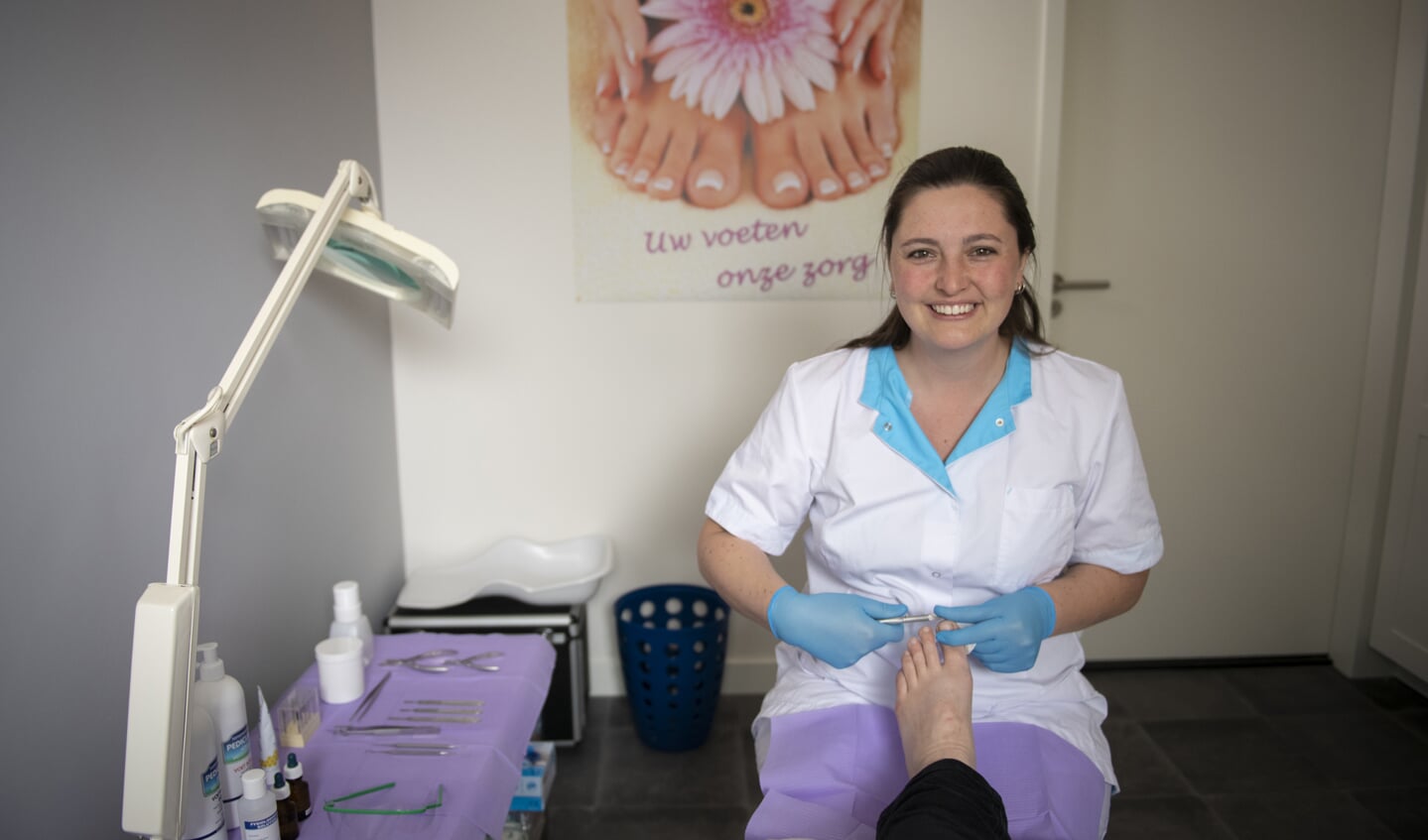 Hester Klop - de Ruiter (34) heeft de garage van haar woning laten verbouwen tot professionele pedicure praktijk.