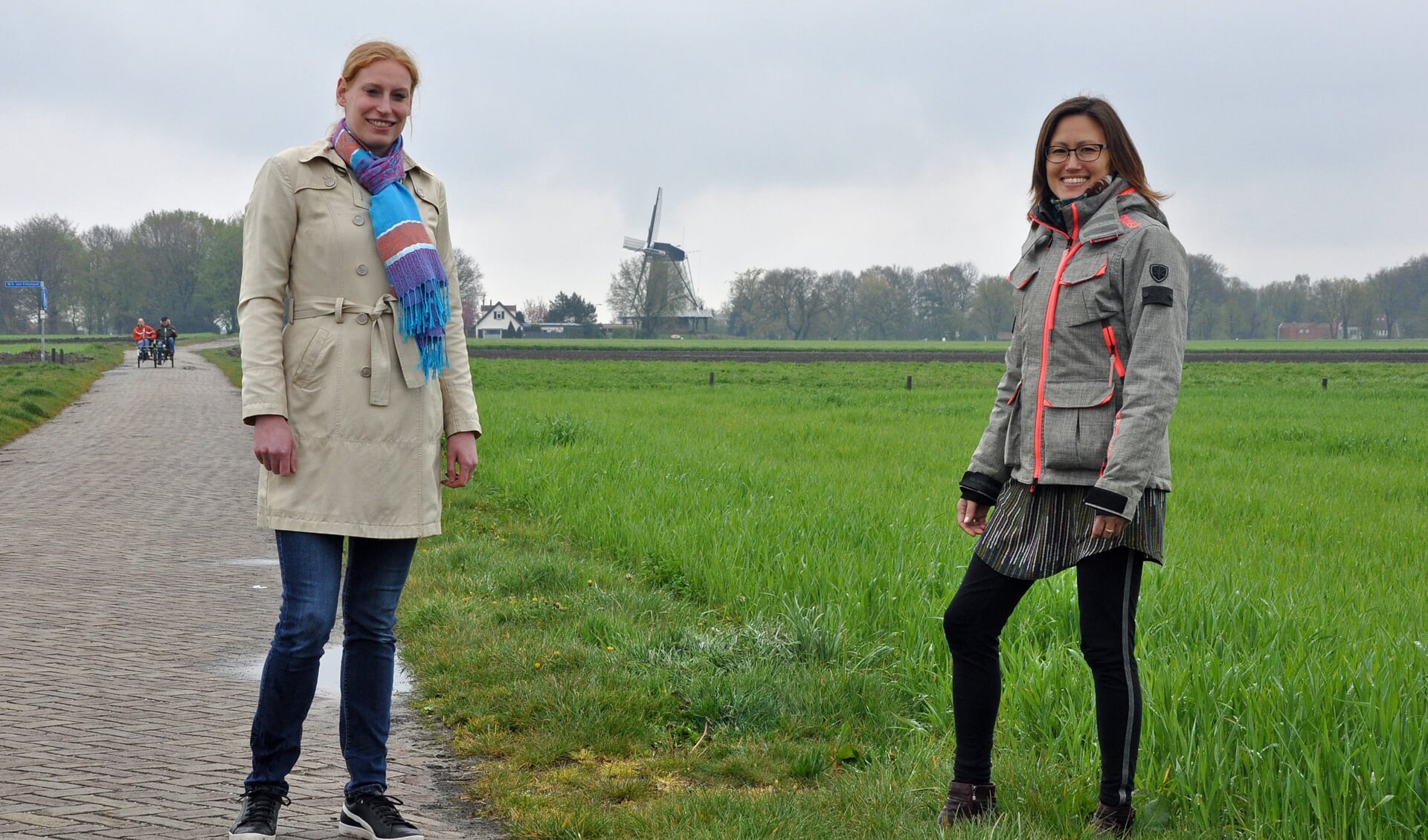 Alienke Ramaker (links) en Jessica Doorn op de Soester Eng, met korenmolen de Windhond , 'een icoon van duurzaamheid'..