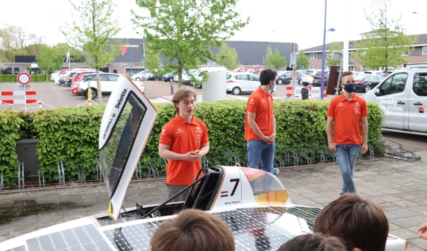 Tibbe Lukkassen showt zonneauto Nuna Phoenix op zijn oude basischool De Vonk