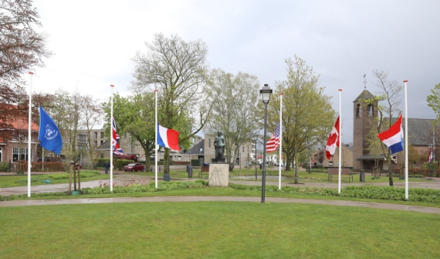 <p>De herdenking in het Van Reenenpark in Nijkerk. </p>