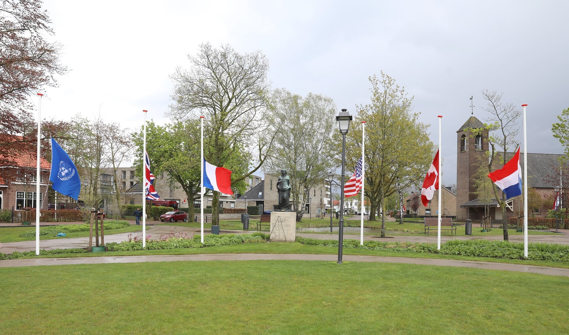 De herdenking in het Van Reenenpark in Nijkerk. 