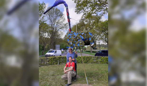 <p>Jessica Benjamins en Michiel Haze: ,,Een nieuwe tijdelijke attractie in Amerongen: de brilvogel."</p>