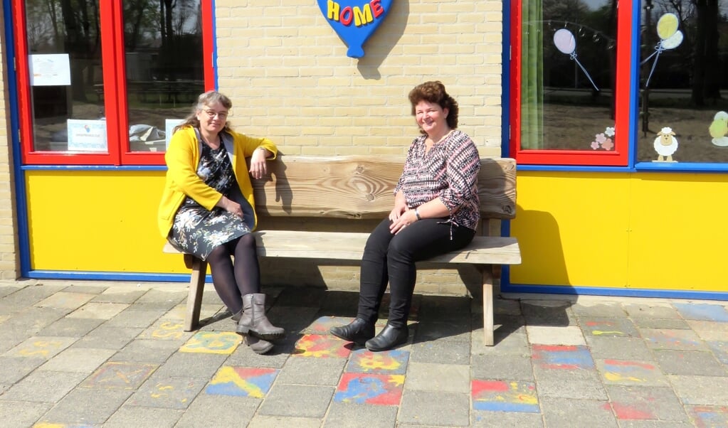 Teuny Bouw (l) en Anke de Geit (r) zetten zich al 25 jaar met veel plezier in voor de speeltuinvereniging Harskamp.