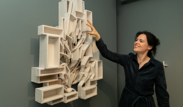 <p>Voor de expositie maakte Elise onder meer wandsculptuur 'Onthechting'.</p>