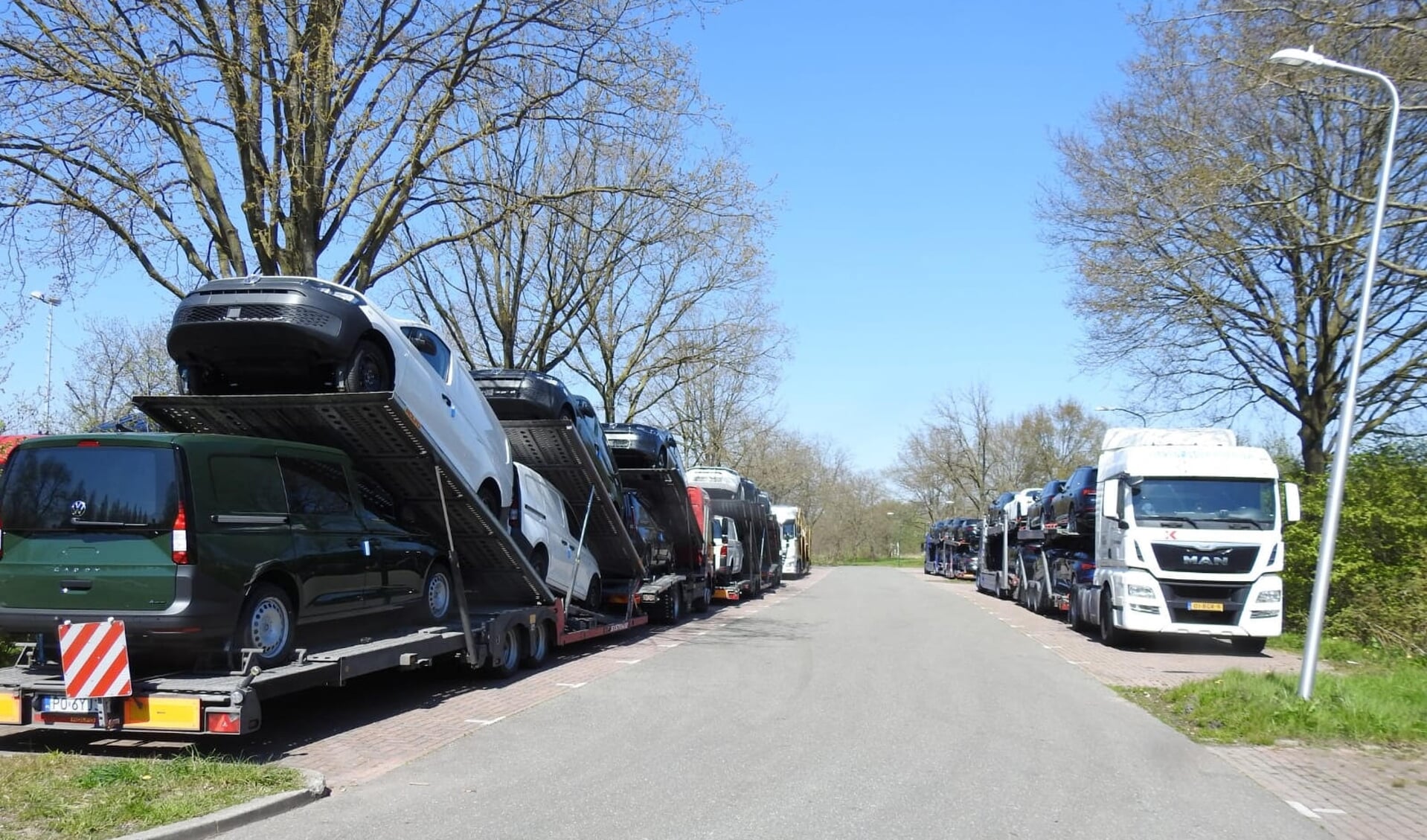 Langparkerende vrachtwagenchauffeurs op het Buiningpark.