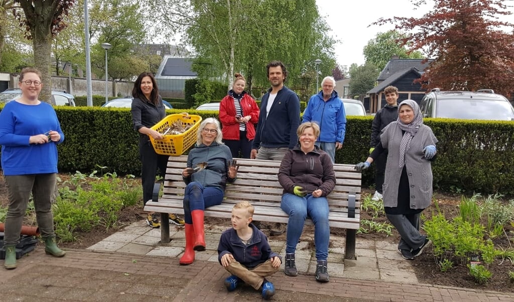 De tuingroep van Stichting Mijn tuin Jouw tuin neemt dahliaknollen in ontvangst van Rianne v/d Hudding van 'Pluktuin voor jou' uit Voorthuizen.