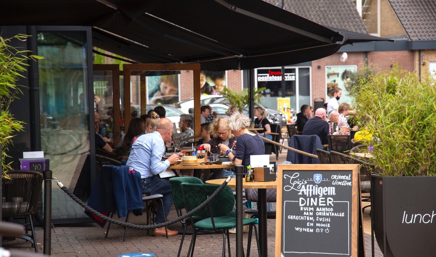 Mensen genieten van warme zondag in Barneveld en Voorthuizen