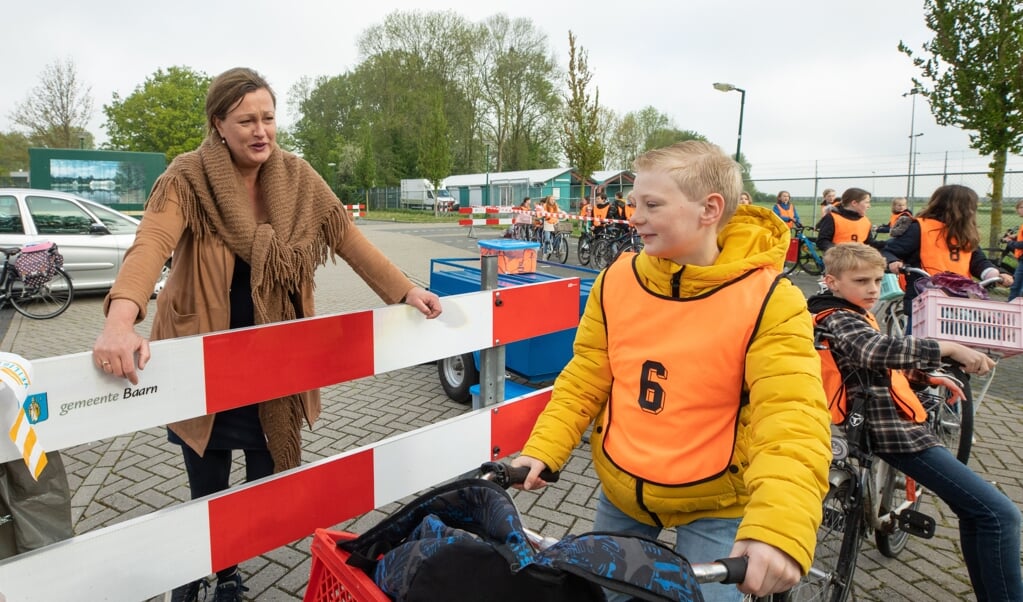Vandaag nam Veilig Verkeer Nederland de jaarlijkse verkeersexamens af voor 245 Baarnse leerlingen van groep 7.