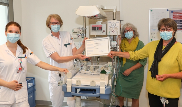<p>v.l.n.r. Specialistisch verpleegkundige in opleiding Louise Buis, praktijkopleider Paula Dijkhuizen, coördinator Moeder Kind Annet Hoek en teammanager Astrid Caro.</p>