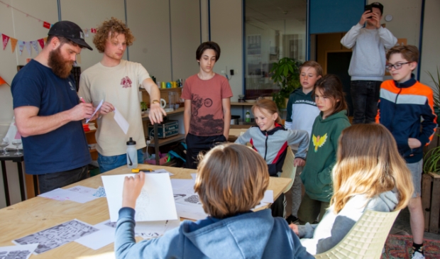 Jongeren tijdens de grafitti workshop