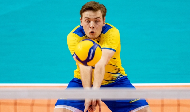 <p>Edvin Svärd in actie tijdens de Eurovolley 2021, namens zijn land Zweden.</p>
