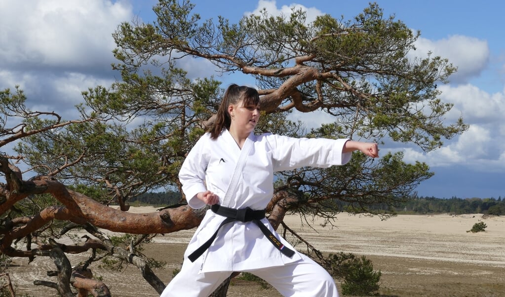 Karateka in actie met Oi-tsuki