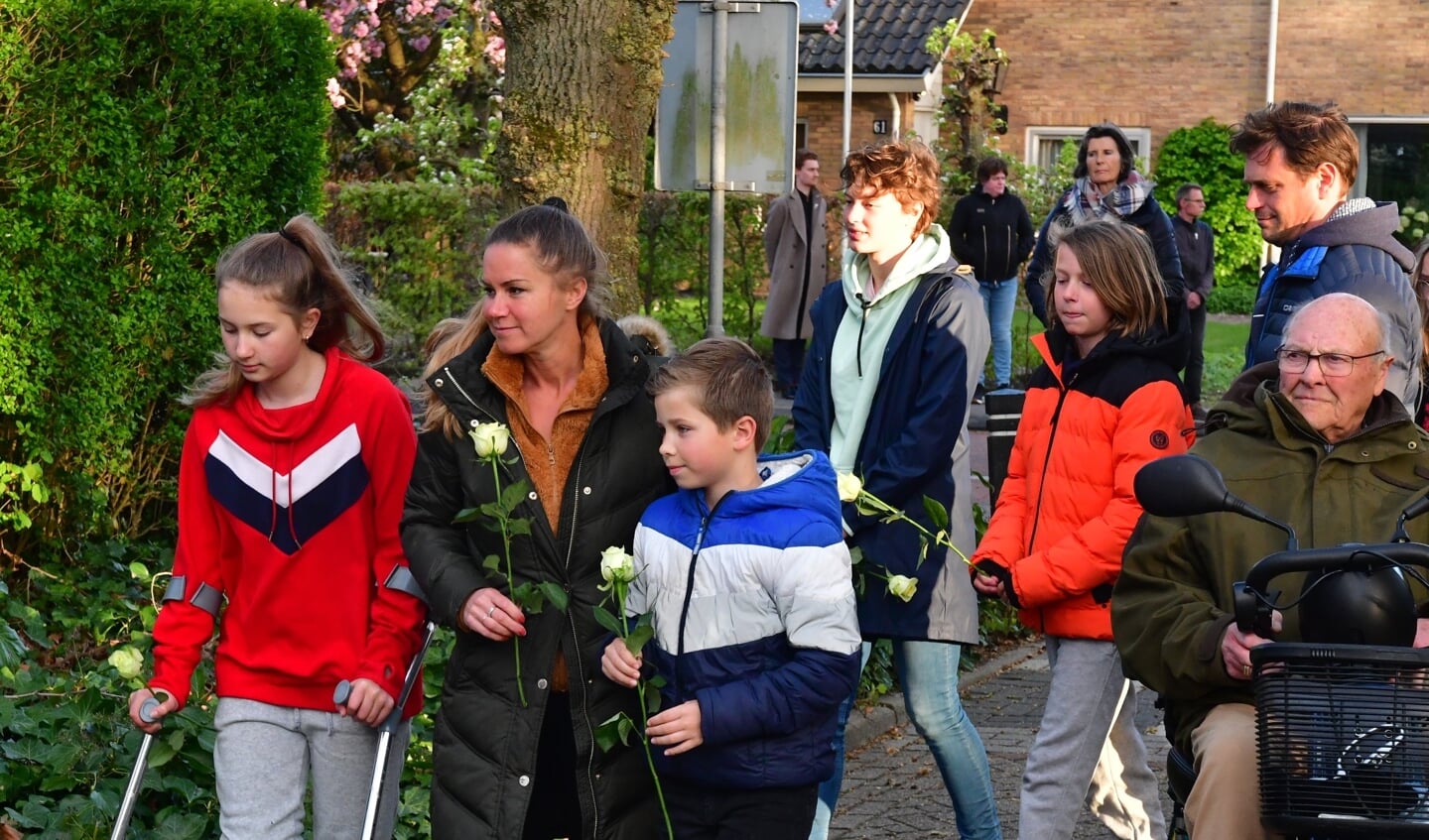Een kleine groep aanwezigen legden rozen bij het monument in Hoevelaken. 