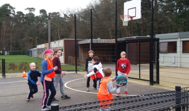 buiten basketballen