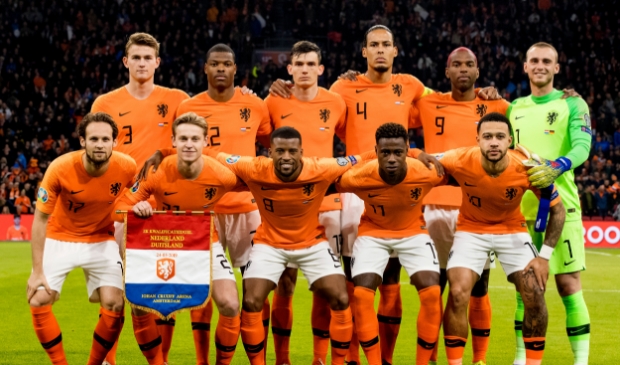 <p>Teamfoto van het Nederlands elftal tijdens de EK kwalificatiewedstrijd tussen Nederland en Duitsland.</p>