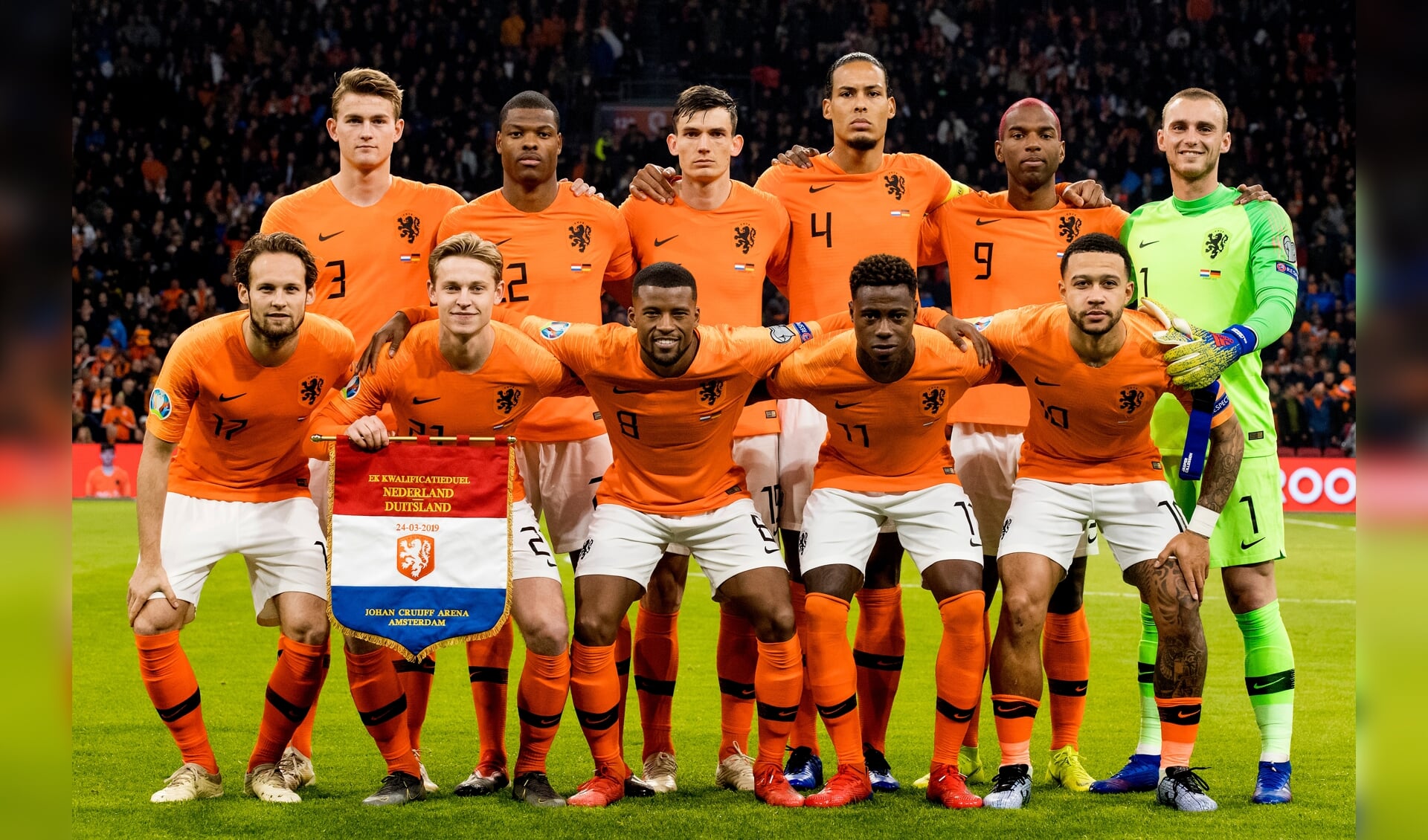 Teamfoto van het Nederlands elftal tijdens de EK kwalificatiewedstrijd tussen Nederland en Duitsland.