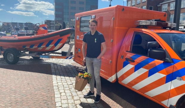 <p>Thom Rozemeijer redde afgelopen zomer zwemmend zes kinderen uit een levensgevaarlijke muistroom en kreeg een lintje voor zijn heldhaftige optreden.</p>