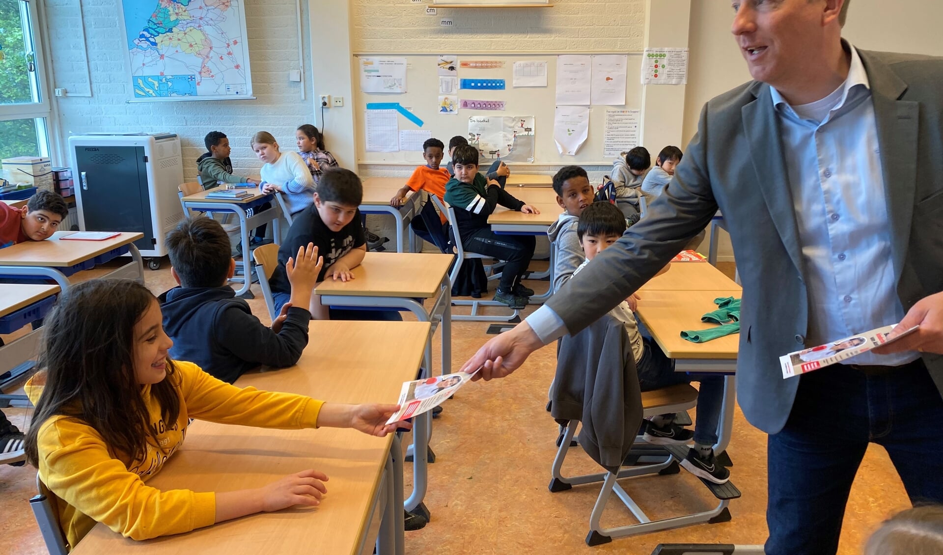 De wervingscampagne voor de nieuwe kinderraad wordt afgetrapt op basisschool de Omnibus door wethouder Frank Berkhout.