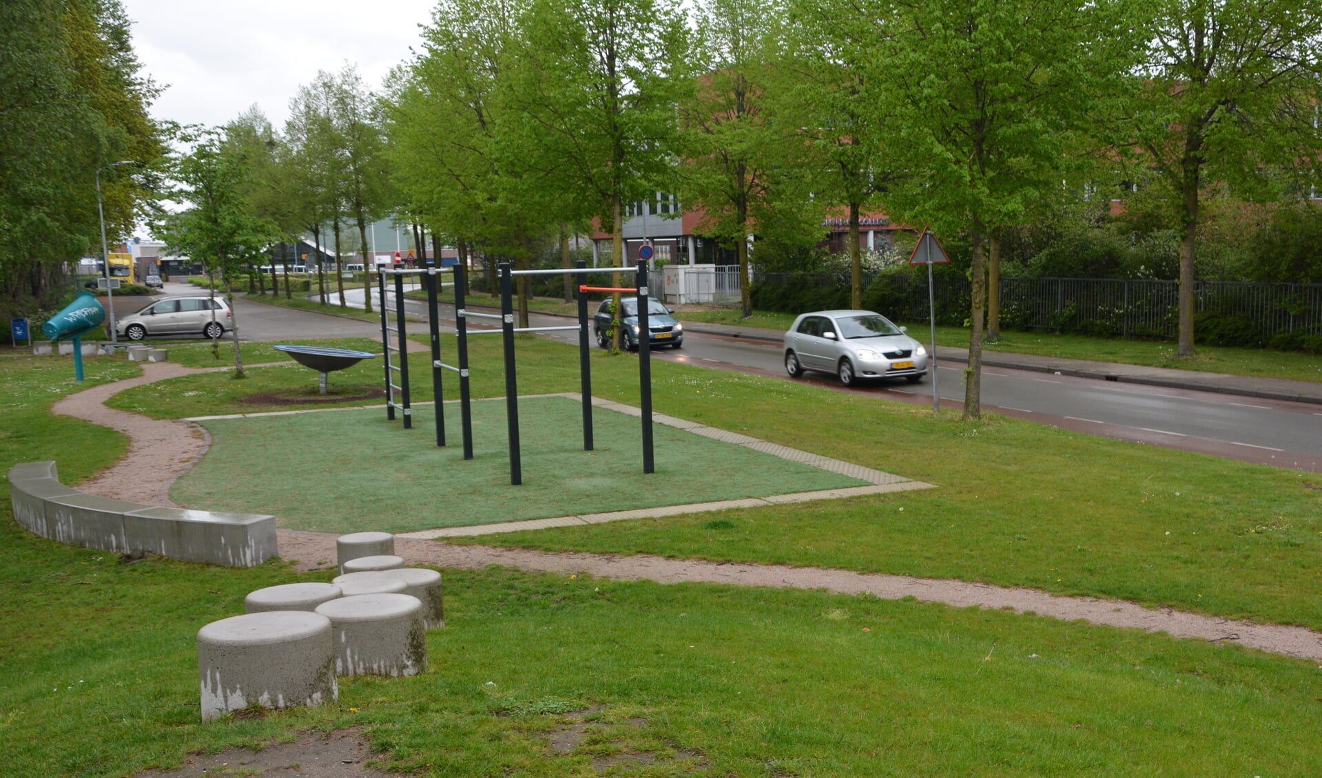 De gemeente Barneveld is bereid te kijken naar een korte termijnoplossingen voor de verkeerssituatie nabij de nieuwe speelplek aan de Troelstralaan.