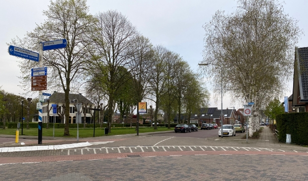 <p>De entree naar de Dorpsstraat is zeer complex geworden. Verkeerskundig adviesbureau komt met twee oplossingsrichtingen.</p>