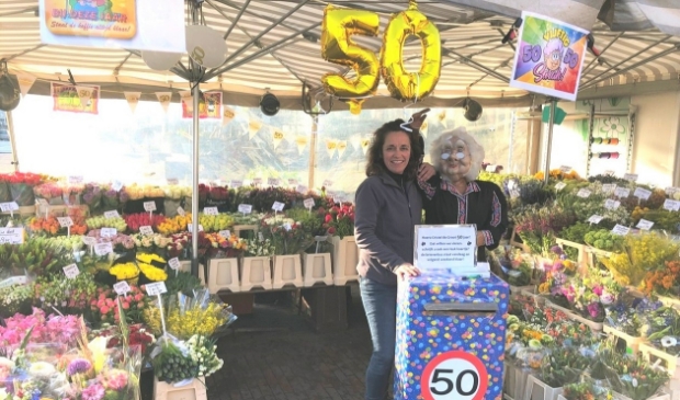 Cristel de Groot samen met 'sarah' in de bloemenkraam.