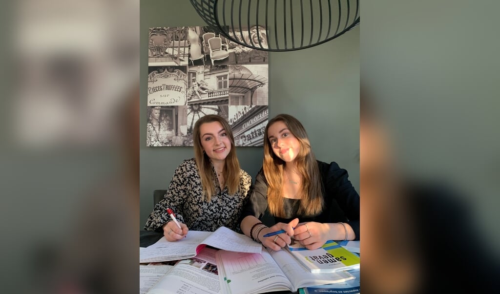Vriendinnen Isa Harthoorn en Anouk Tekelenburg hebben zich samen voorbereid op het eindexamen.