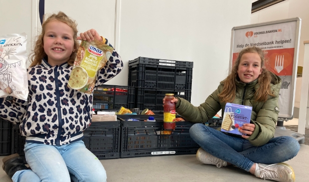Reza (gr. 3) en Elin (gr. 8) laten wat boodschappen zien die al zijn ingezameld door de kinderen van de Kraatsschool