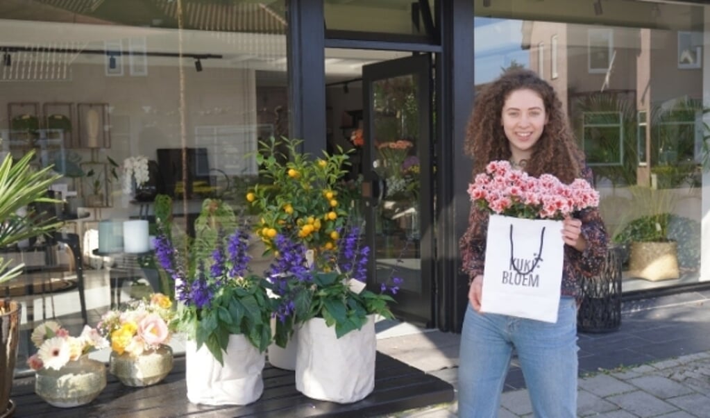Kuki Staal staat voor haar eigen bloemenwinkel: Kuki Bloem. 