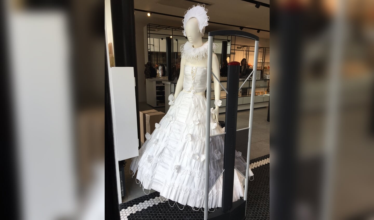 Outfit gemaakt van 200 mondkapjes